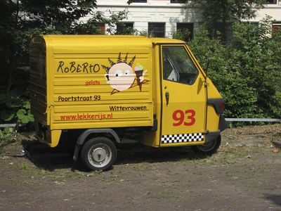 908006 Afbeelding van de Piaggio Ape-bedrijfsauto van ijssalon Roberto Gelato (Poortstraat 93) te Utrecht, op het ...